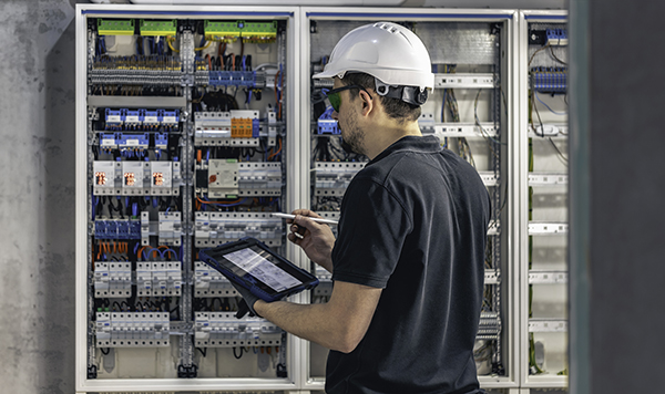 man-electrical-technician-working-switchboard-with-fuses 拷贝.jpg